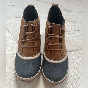 Sorel Out ‘N About Tan Leather Ankle Boots